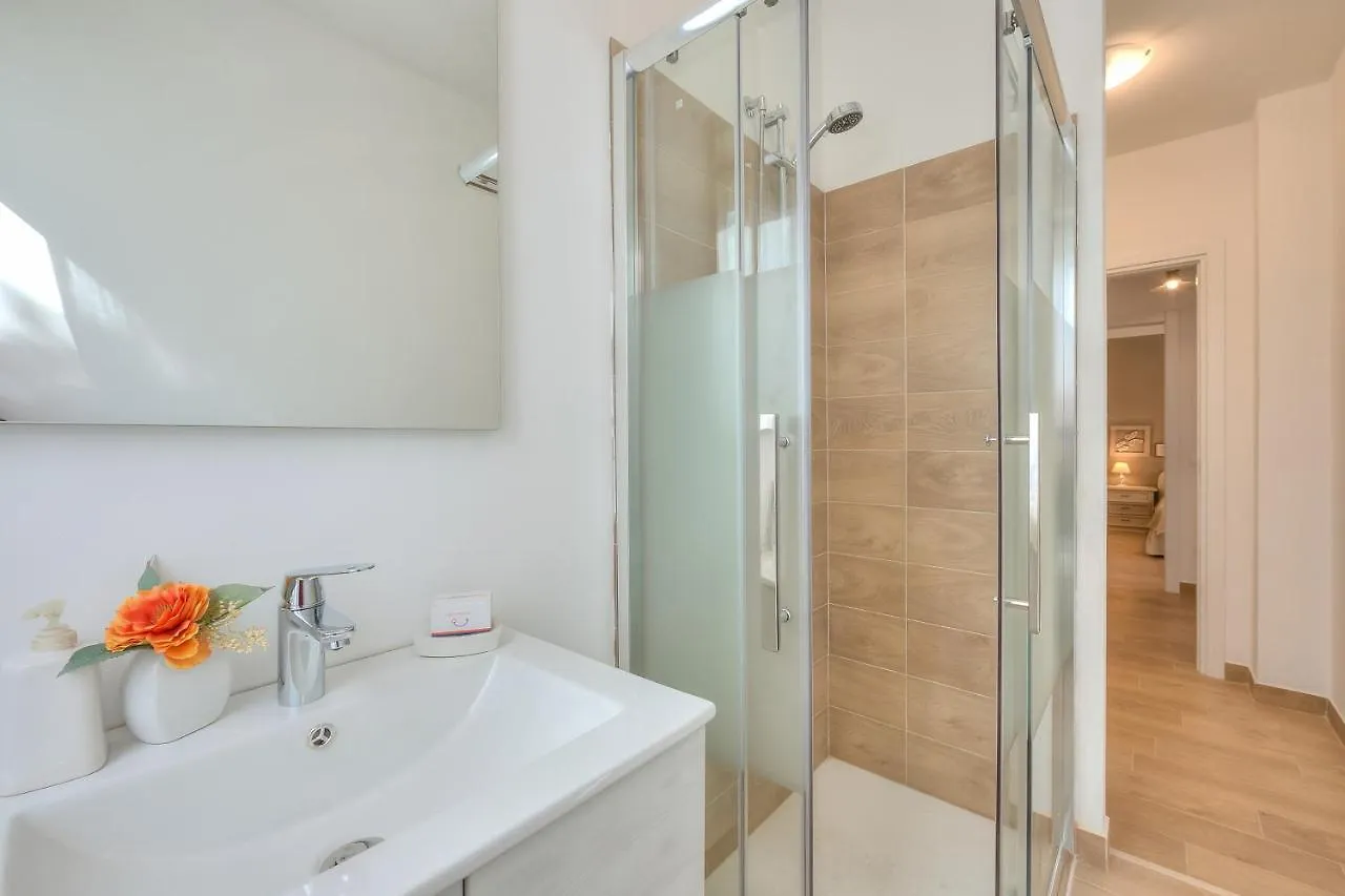 Elena Apart-Balcony & Parking Private - Happy Rentals Сало
