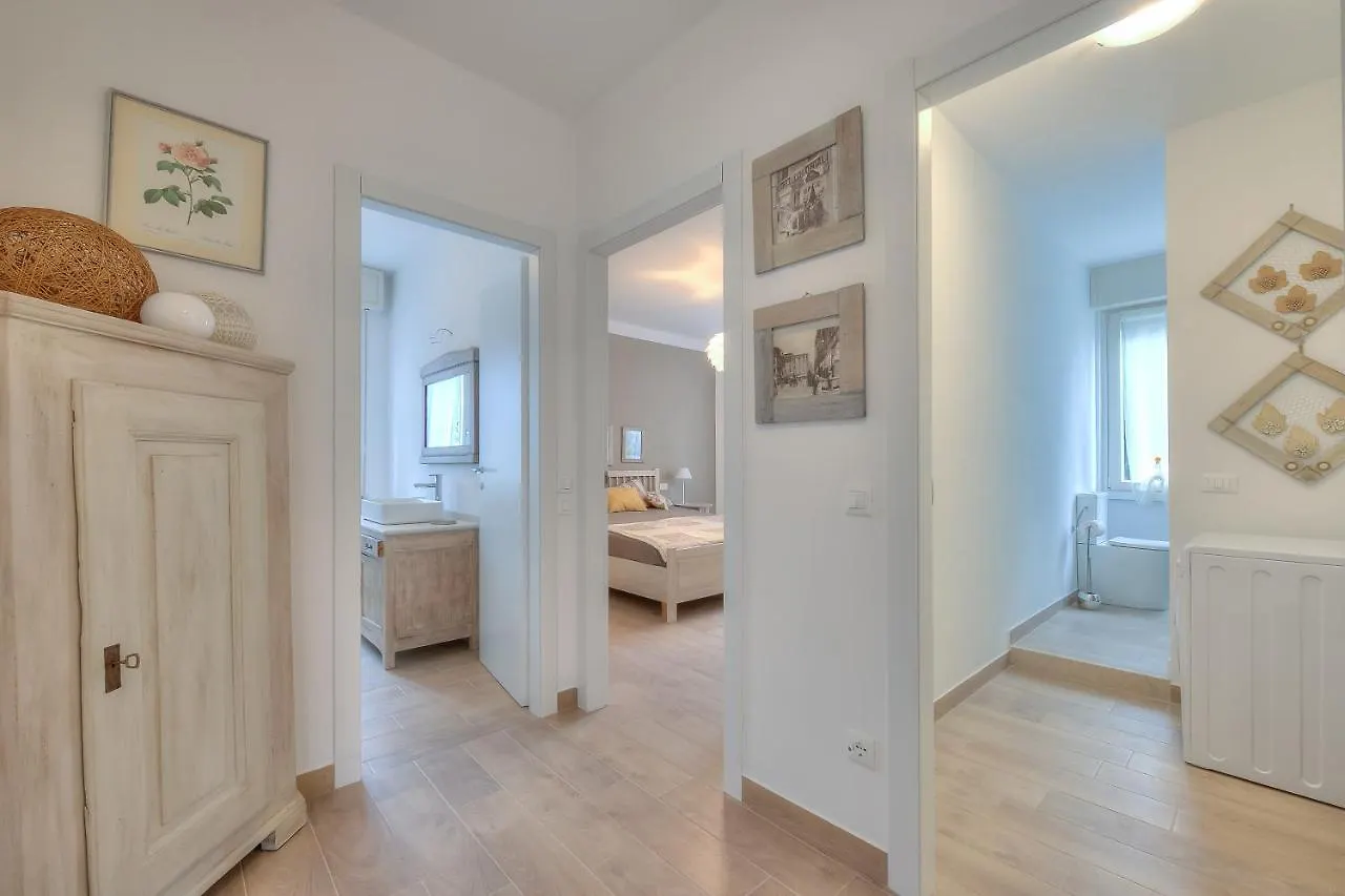 Elena Apart-Balcony & Parking Private - Happy Rentals Сало Италия